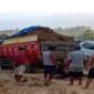 Suasana usai insiden maut di tambang galian C, korban tergeletak di depan truk bermuatan.
