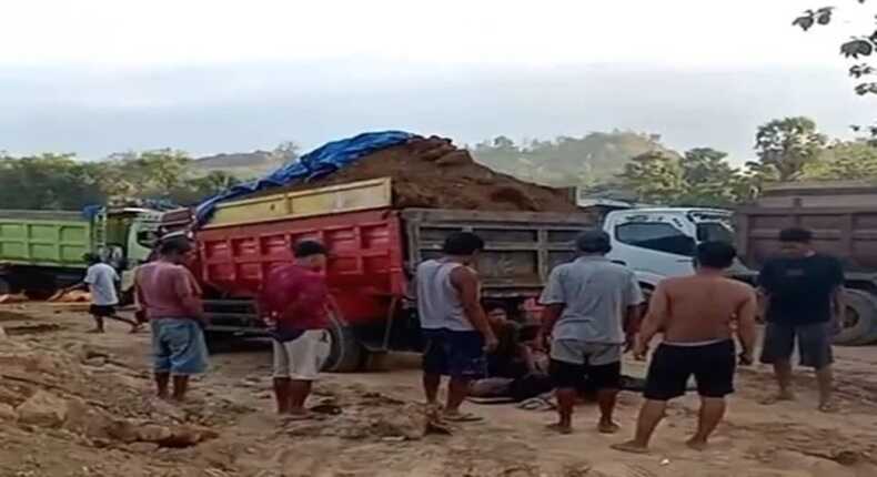 Suasana usai insiden maut di tambang galian C, korban tergeletak di depan truk bermuatan.