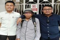 Ishak Hamzah (tengah) didampingi dua kuasa hukumnya.