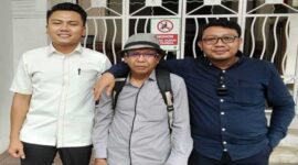 Ishak Hamzah (tengah) didampingi dua kuasa hukumnya.