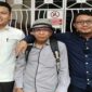 Ishak Hamzah (tengah) didampingi dua kuasa hukumnya.