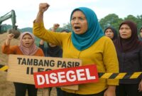 Foto ilustrasi – Aksi “rah terkuat” emak-emak protes dan meminta tambang ilegal di Kabupaten Gowa, Sulawesi Selatan, disegel.