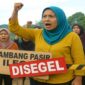 Foto ilustrasi – Aksi “rah terkuat” emak-emak protes dan meminta tambang ilegal di Kabupaten Gowa, Sulawesi Selatan, disegel.