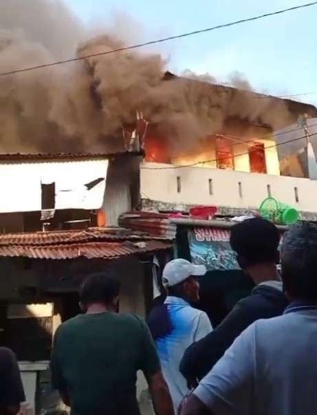 Kebakaran Rumah di Jalan Kandea Makassar Akibat Tawuran Antar Warga Sabtu Malam