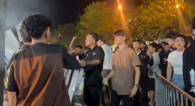 Suasana penonton memadati pintu masuk konser Watch On Fest 2025 di Parkiran Mal Pipo Makassar.