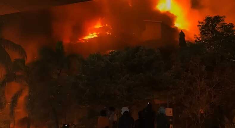 Gedung DPRD Kota Makassar dibakar