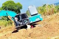 Alat berat beroperasi di lokasi tambang ilegal di Desa Paccelekan, Kabupaten Gowa.