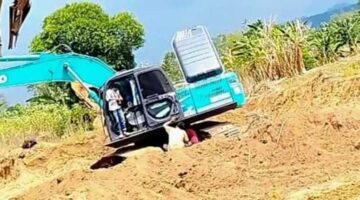 Alat berat beroperasi di lokasi tambang ilegal di Desa Paccelekan, Kabupaten Gowa.