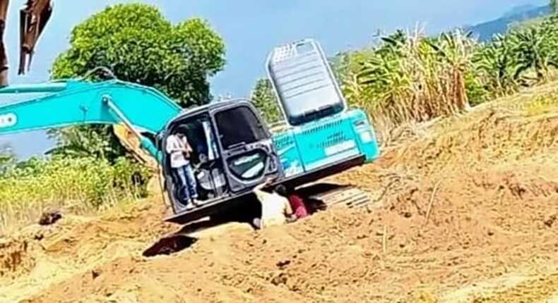 Alat berat beroperasi di lokasi tambang ilegal di Desa Paccelekan, Kabupaten Gowa.