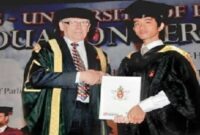 Momen kelulusan Gibran Rakabuming bersama perwakilan University of Bradford yang diabadikan dalam prosesi wisuda.