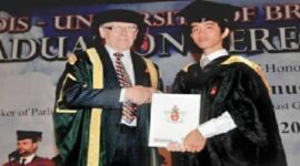 Momen kelulusan Gibran Rakabuming bersama perwakilan University of Bradford yang diabadikan dalam prosesi wisuda. 