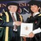 Momen kelulusan Gibran Rakabuming bersama perwakilan University of Bradford yang diabadikan dalam prosesi wisuda. 