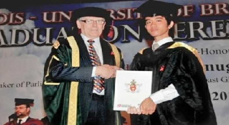 Momen kelulusan Gibran Rakabuming bersama perwakilan University of Bradford yang diabadikan dalam prosesi wisuda.