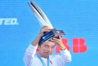 Mantan Presiden RI ke-7, Jokowi saat menyerahkan piala ke pembalap Jaguar TCS Mitch Evans di podium. (Foto ANTARA/Hafidz Mubarak A).