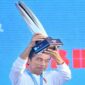 Mantan Presiden RI ke-7, Jokowi saat menyerahkan piala ke pembalap Jaguar TCS Mitch Evans di podium. (Foto ANTARA/Hafidz Mubarak A).