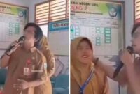 Tangkapan layar video – Dua Kepsek pasutri karaoke mesra saat jam sekolah (Foto kolase).