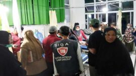 Sejumlah siswa korban dugaan keracunan makanan program Makan Bergizi Gratis (MBG) mendapat perawatan di puskesmas Tapalang, Mamuju, Sulawesi Barat, Rabu (24/9/2025). (Foto : Ist).