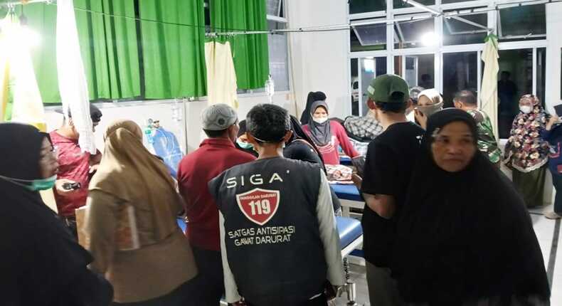 Sejumlah siswa korban dugaan keracunan makanan program Makan Bergizi Gratis (MBG) mendapat perawatan di puskesmas Tapalang, Mamuju, Sulawesi Barat, Rabu (24/9/2025). (Foto : Ist).