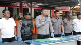 Kapolres Gowa AKBP Muhammad Aldy Sulaiman, didampingi Kasat Reskrim AKP Bahtiar saat konferensi pers di Mapolres Gowa