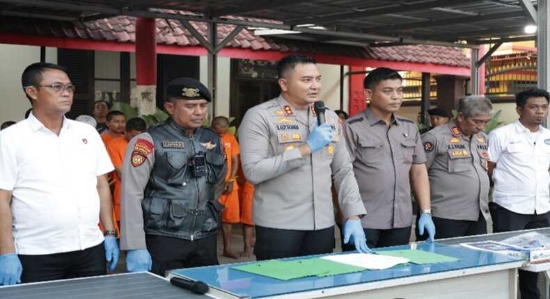 Kapolres Gowa AKBP Muhammad Aldy Sulaiman, didampingi Kasat Reskrim AKP Bahtiar saat konferensi pers di Mapolres Gowa