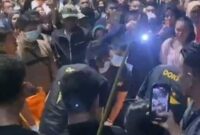 Warga berkumpul menyaksikan proses penanganan jenazah mahasiswi yang ditemukan di kamar kos BTP Makassar.