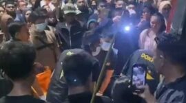 Warga berkumpul menyaksikan proses penanganan jenazah mahasiswi yang ditemukan di kamar kos BTP Makassar.