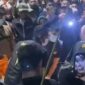 Warga berkumpul menyaksikan proses penanganan jenazah mahasiswi yang ditemukan di kamar kos BTP Makassar.
