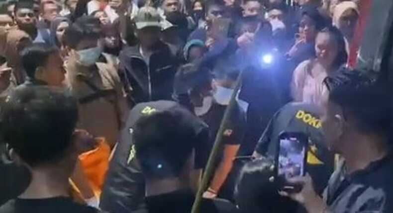 Warga berkumpul menyaksikan proses penanganan jenazah mahasiswi yang ditemukan di kamar kos BTP Makassar.