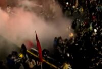 Tangkapan layar video – Aksi demonstrasi di Jakarta dibalas dengan tembakan gas air mata