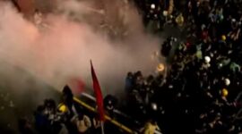 Tangkapan layar video – Aksi demonstrasi di Jakarta dibalas dengan tembakan gas air mata