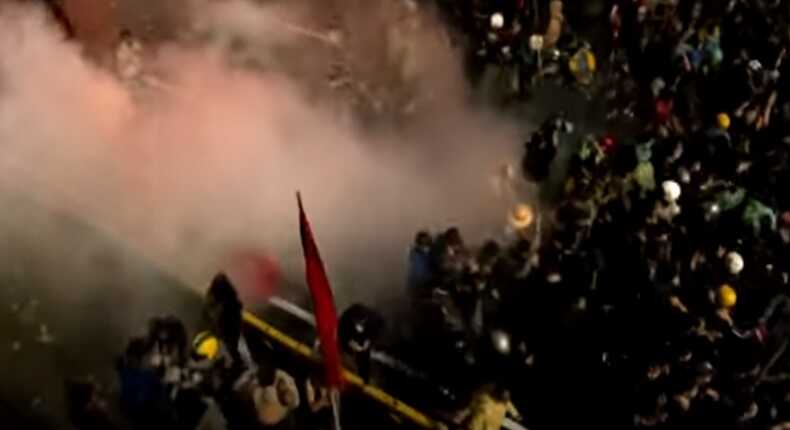 Tangkapan layar video – Aksi demonstrasi di Jakarta dibalas dengan tembakan gas air mata