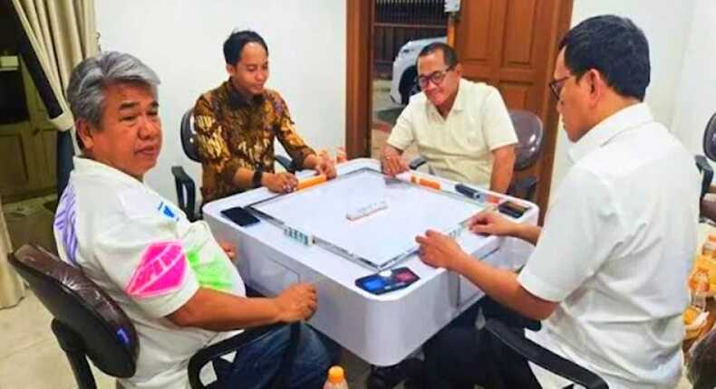 Dua menteri Prabowo main domino bersama Azis Wellang, sosok yang disebut-sebut pernah berstatus tersangka pembalakan liar.