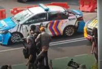 Mobil polisi dirusak massa di depan Markas Polda Metro Jaya (Tangkapan layar video)