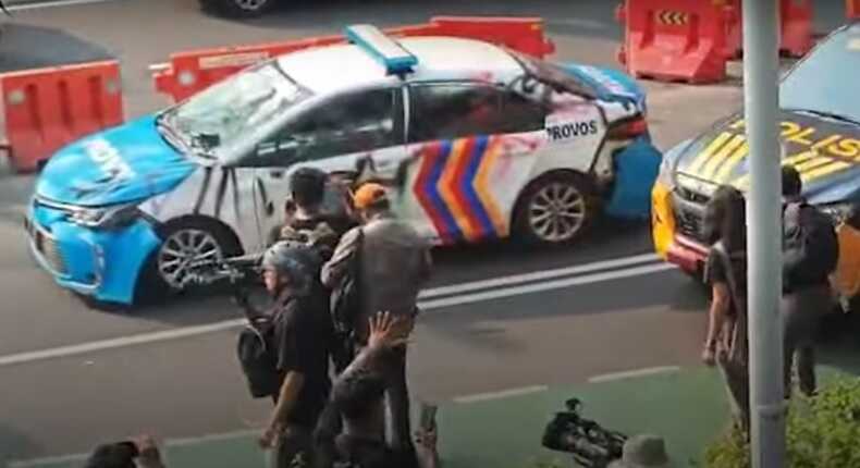 Mobil polisi dirusak massa di depan Markas Polda Metro Jaya (Tangkapan layar video)