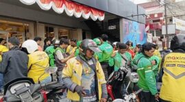 Sejumlah pengemudi ojek online (ojol) antusias mengantre menerima parfum gratis saat perayaan Anniversary ke-17 Raja Wangi di Jalan Sunu, Makassar.