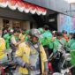 Sejumlah pengemudi ojek online (ojol) antusias mengantre menerima parfum gratis saat perayaan Anniversary ke-17 Raja Wangi di Jalan Sunu, Makassar.
