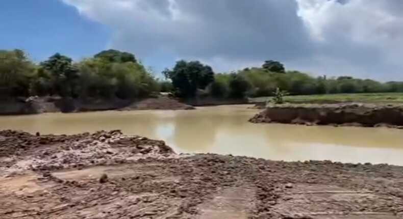 Penampakan Tambang Ilegal di Bontonompo Selatan, Kabupaten Gowa, Sulawesi Selatan bak kolam renang.