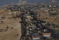 Warga Palestina yang diusir paksa pasukan Israel dari Gaza utara di sepanjang jalan pantai menuju selatan (AP Photo/Adel Kareem Hana)