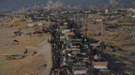 Warga Palestina yang diusir paksa pasukan Israel dari Gaza utara di sepanjang jalan pantai menuju selatan (AP Photo/Adel Kareem Hana)