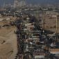 Warga Palestina yang diusir paksa pasukan Israel dari Gaza utara di sepanjang jalan pantai menuju selatan (AP Photo/Adel Kareem Hana)