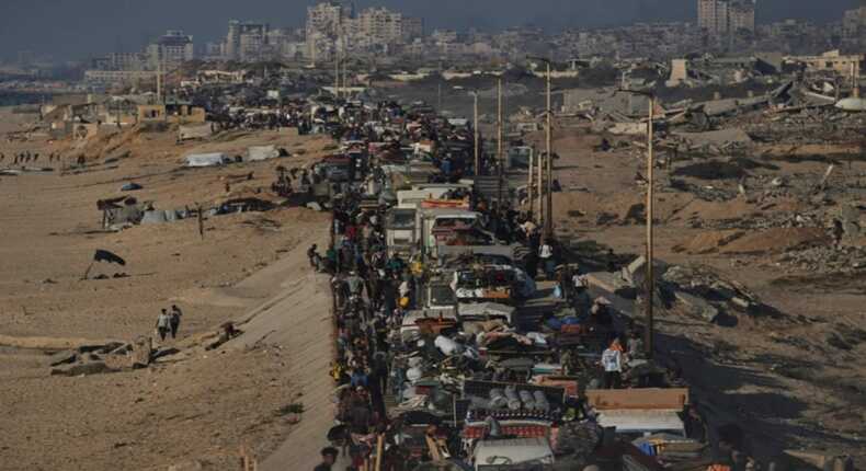 Warga Palestina yang diusir paksa pasukan Israel dari Gaza utara di sepanjang jalan pantai menuju selatan (AP Photo/Adel Kareem Hana)