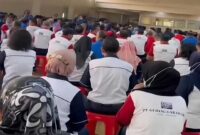 Tangkapan layar video – Suasana perpisahan pegawai PT Gudang Garam yang terkena PHK massal. 