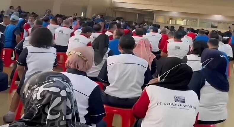 Tangkapan layar video – Suasana perpisahan pegawai PT Gudang Garam yang terkena PHK massal.