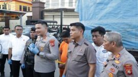 Kapolres Gowa AKBP Muhammad Aldy Sulaiman menjelaskan kasus penyalahgunaan BBM subsidi di hadapan awak media, didampingi jajaran petugas dan tersangka.