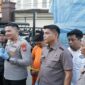 Kapolres Gowa AKBP Muhammad Aldy Sulaiman menjelaskan kasus penyalahgunaan BBM subsidi di hadapan awak media, didampingi jajaran petugas dan tersangka.