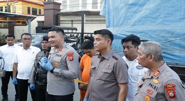 Kapolres Gowa AKBP Muhammad Aldy Sulaiman menjelaskan kasus penyalahgunaan BBM subsidi di hadapan awak media, didampingi jajaran petugas dan tersangka.