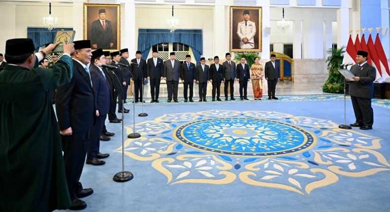 Presiden Prabowo Subianto resmi mengangkat dua menteri dan tiga wakil menteri baru untuk Kabinet Merah Putih periode sisa 2024-2029 dalam acara pelantikan yang digelar di Istana Negara, Jakarta, Rabu (17/9/2025). (Foto: BPMI Setpres/Cahyo)