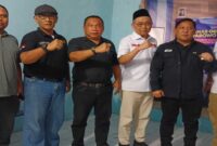 Sekelompok relawan Presidium Relawan Prabowo berpose menunjukkan simbol kebersamaan dan dukungan jelang Apel Kebangsaan.