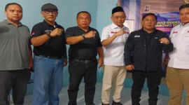 Sekelompok relawan Presidium Relawan Prabowo berpose menunjukkan simbol kebersamaan dan dukungan jelang Apel Kebangsaan.