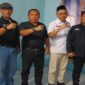Sekelompok relawan Presidium Relawan Prabowo berpose menunjukkan simbol kebersamaan dan dukungan jelang Apel Kebangsaan.